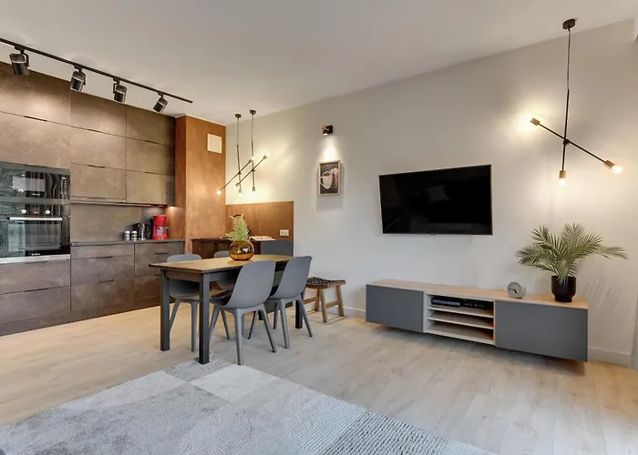 Forest Rivus With Parking By Lion * グディニャ